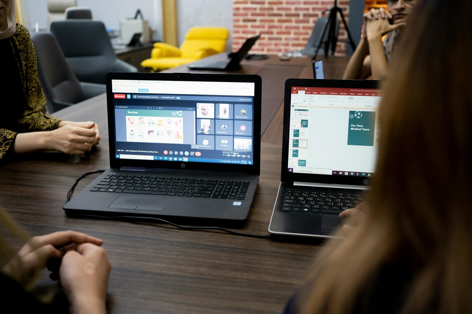 اجتماع فريق عمل وكالة DigitalXpro لمناقشة استراتيجيات التسويق الرقمي